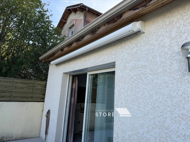 Fermeture d'un store banne coffre sur mesure KE France, motorisé SOMFY, à Romans-sur-Isère (26100), proche d'Alixan (26300)