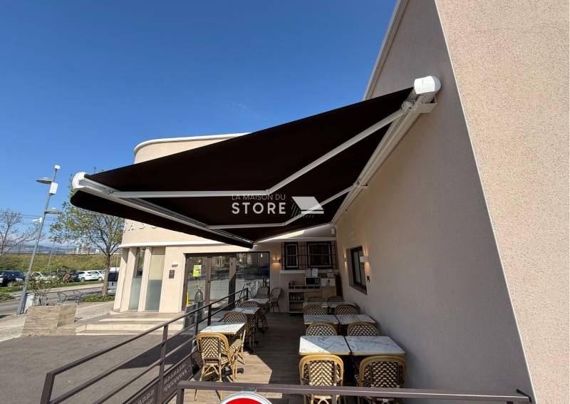 Installation d'un store banne coffre pour la terrasse du traiteur Sassoun à Bourg-lès-Valence 26500 proche de Valence 26000