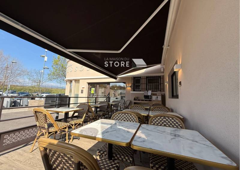 Installation d'un store banne coffre pour la terrasse du traiteur Sassoun à Bourg-lès-Valence 26500 proche de Valence 26000