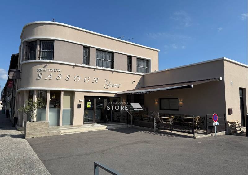 Installation d'un store banne coffre pour la terrasse du traiteur Sassoun à Bourg-lès-Valence 26500 proche de Valence 26000