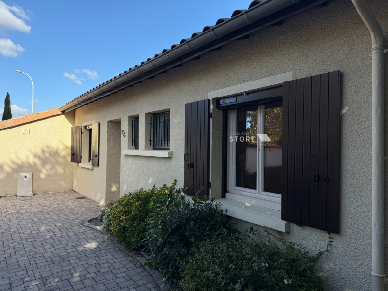 Installation de volets roulants solaires SOMFY RS100 io en rénovation avec lames aluminium double paroi et verrous anti-soulèvement à Romans-sur-Isère 26100 proche de Valence 26000