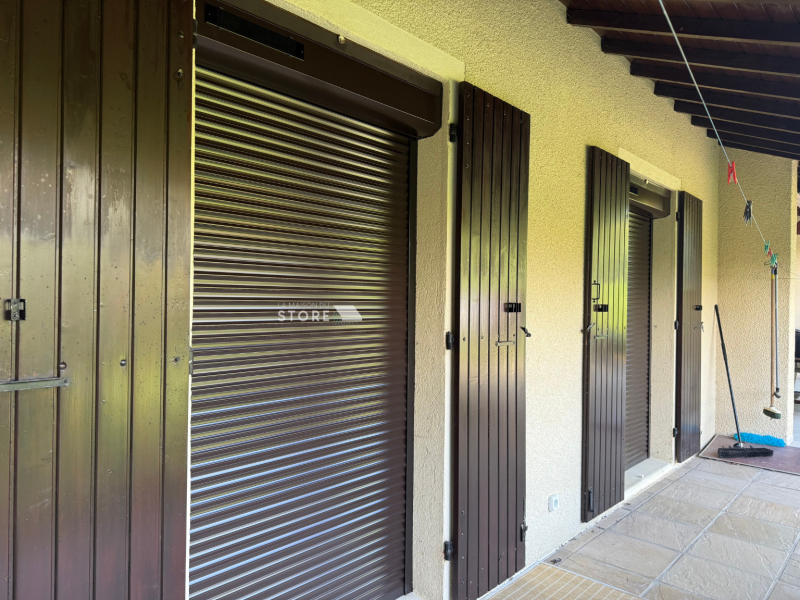 Installation de volets roulants solaires SOMFY RS100 io en rénovation avec lames aluminium double paroi et verrous anti-soulèvement à Romans-sur-Isère 26100 proche de Valence 26000