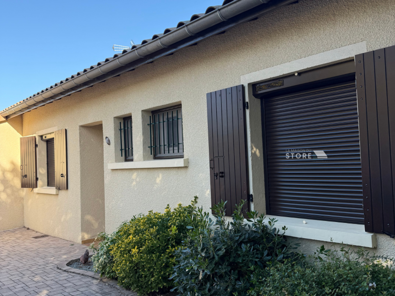 Installation de volets roulants solaires SOMFY RS100 io en rénovation avec lames aluminium double paroi et verrous anti-soulèvement à Romans-sur-Isère 26100 proche de Valence 26000