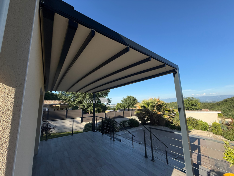 Installation d’une pergola à toile rétractable KEPLAN KE France avec toiture courbée étanche à Soyons proche de Valence