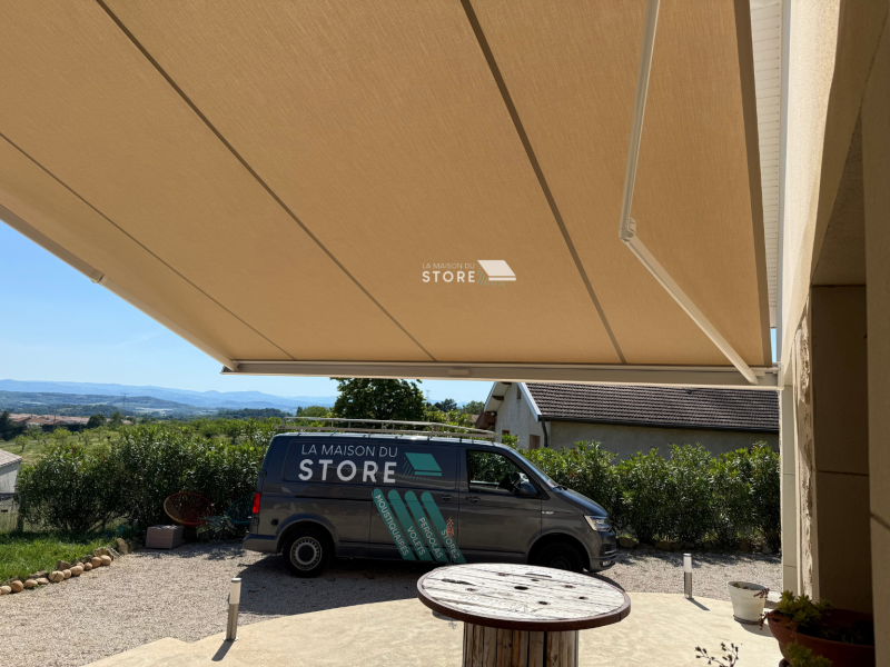 Installation d’un store banne coffre Compacto KE France avec motorisation Somfy et capteur vent à Bren dans la Drôme