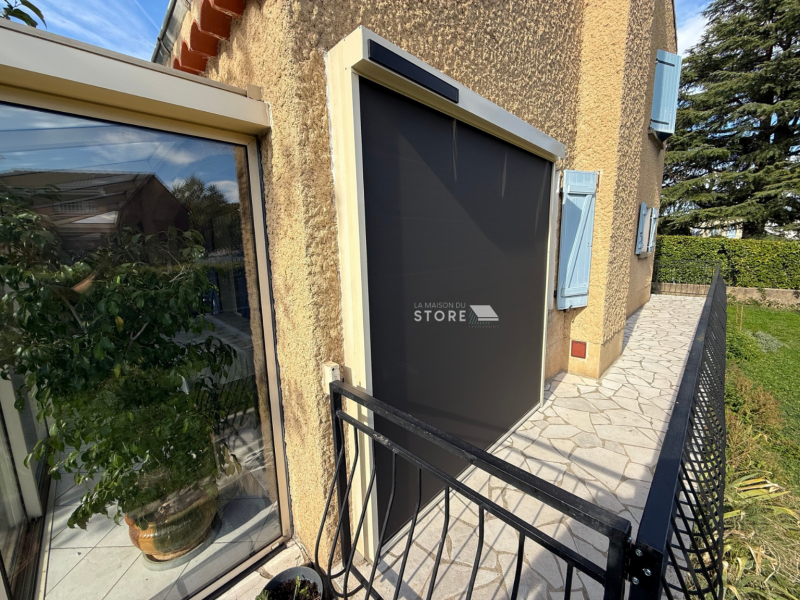 Installation de stores screen ZIP à motorisation solaire radio en aluminium extrudé à Saint-Péray 07130 proche de Valence 26000