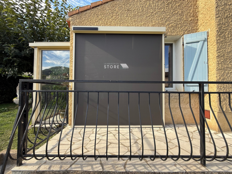 Installation de stores screen ZIP à motorisation solaire radio en aluminium extrudé à Saint-Péray 07130 proche de Valence 26000