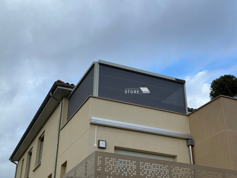Installation d’un store screen ZIP solaire Somfy avec toile Soltis 92 Serge Ferrari à Crest 26400, proche d’Aouste-sur-Sye et de la vallée de la Drôme