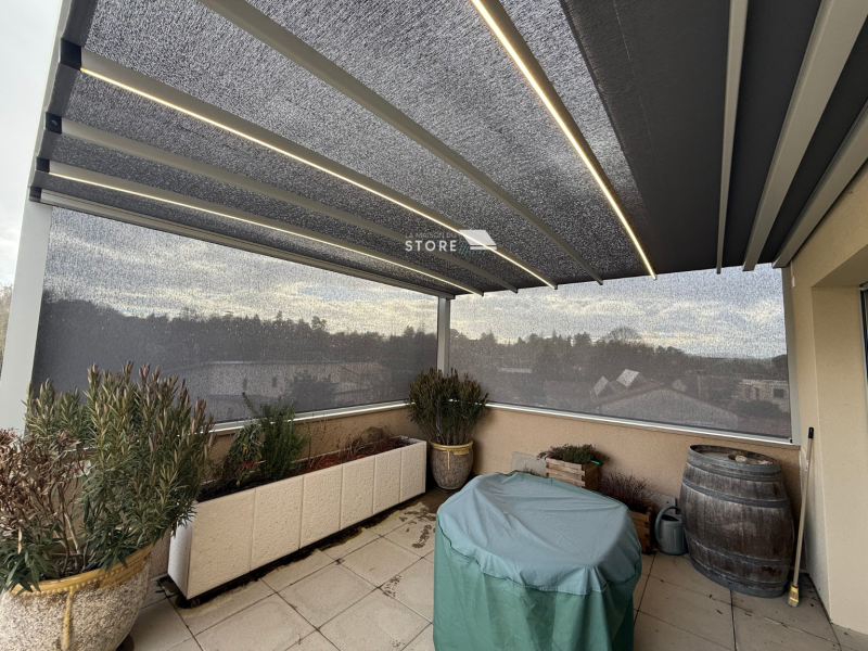 Installation d’un store screen ZIP solaire Somfy avec toile Soltis 92 Serge Ferrari à Crest 26400, proche d’Aouste-sur-Sye et de la vallée de la Drôme