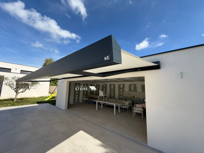 Installation d’un store banne coffre QUBICA PLUMB (KE France) avec motorisation SOMFY io et capteur vent EOLIS 3D à Mercurol-Veaunes 26600 proche de Valence 26000